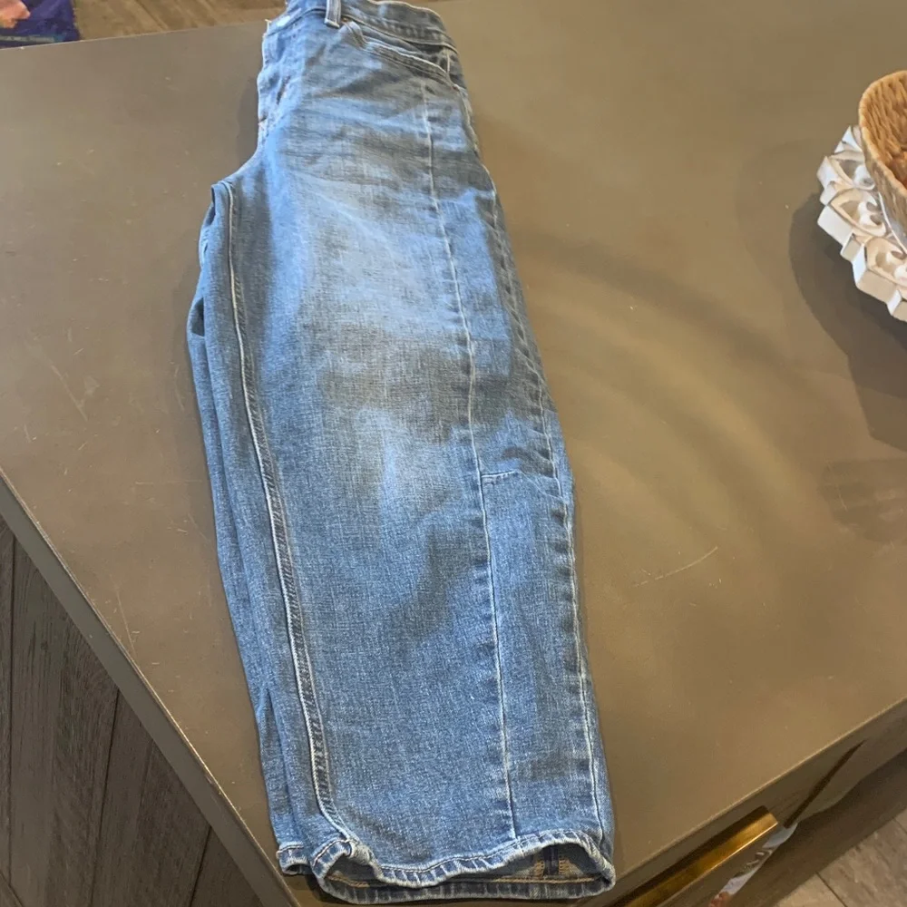 Old Navy Women's Barrel Leg Jeans in Classic Denim - Picture 4 of 5